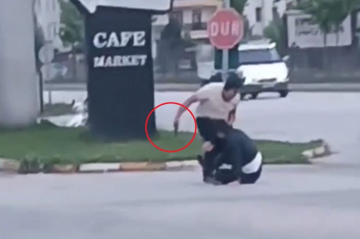 Akaryakıt istasyonunda silahlı borç-alacak kavgası kamerada