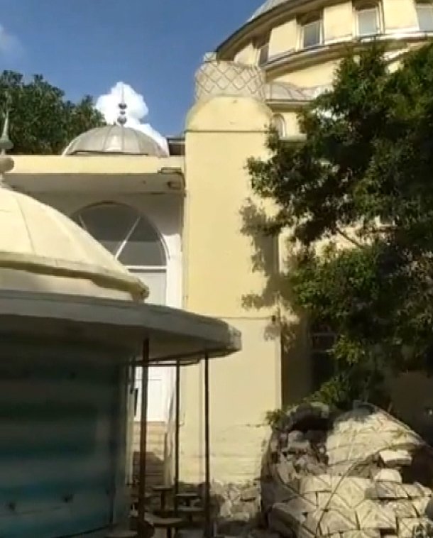 Minare, kamyonun üzerine düştü