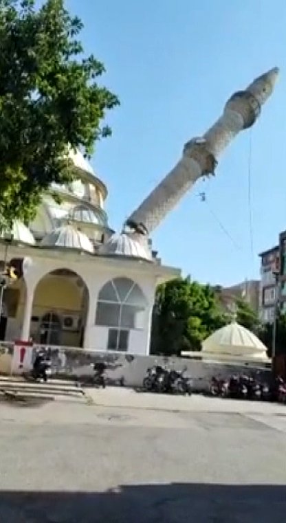 Minare, kamyonun üzerine düştü