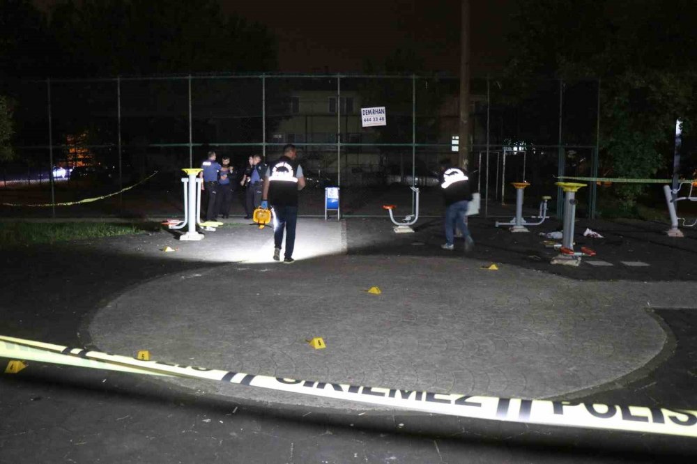 Parkta tartıştıkları kişiye kurşun yağdırdılar