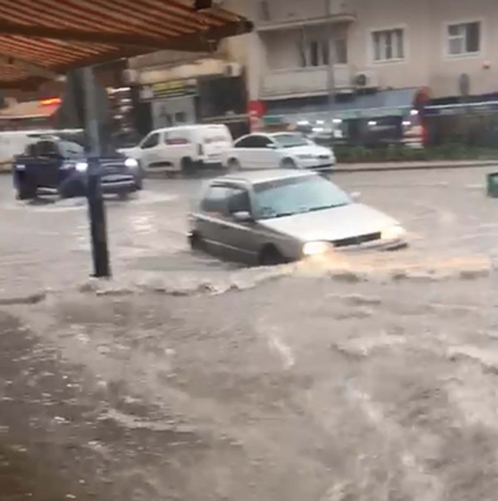 Denizli'de sağanak; mazgallar tıkandı, cadde ve sokaklar suyla doldu