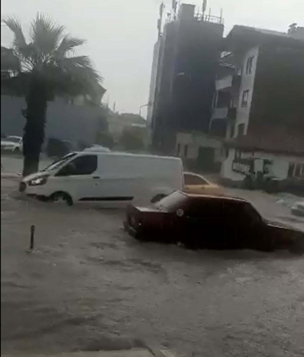 Denizli'de sağanak; mazgallar tıkandı, cadde ve sokaklar suyla doldu