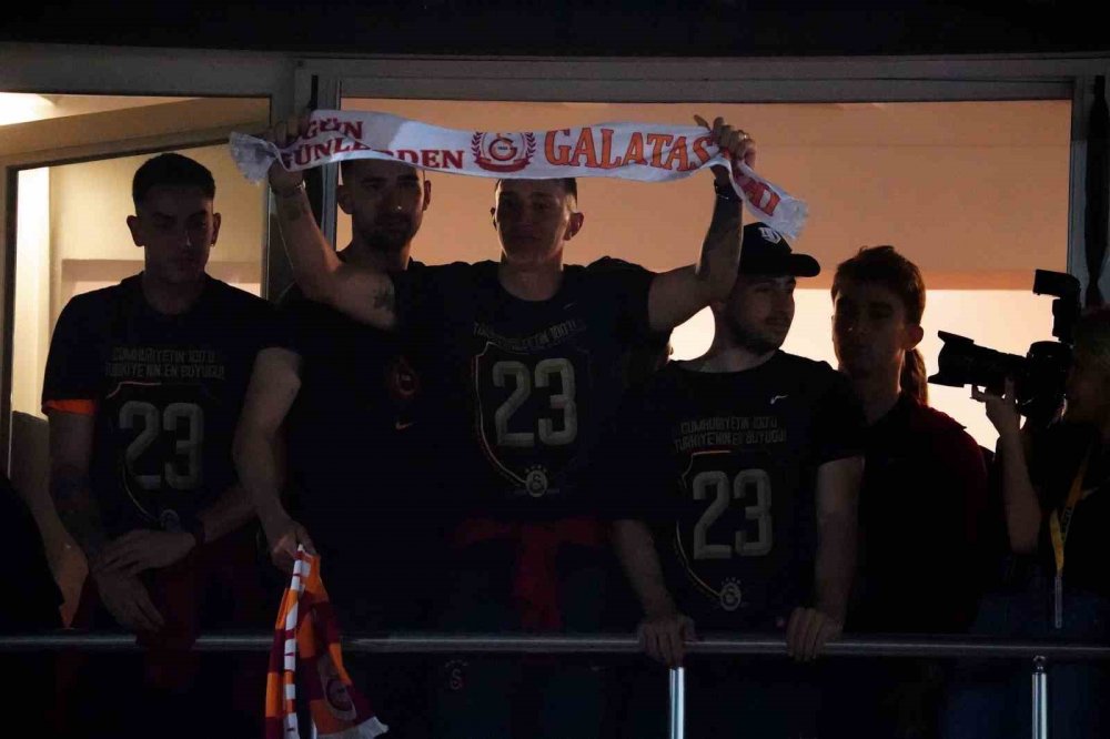 Galatasaray şampiyonluğu Florya’da taraftarıyla kutladı