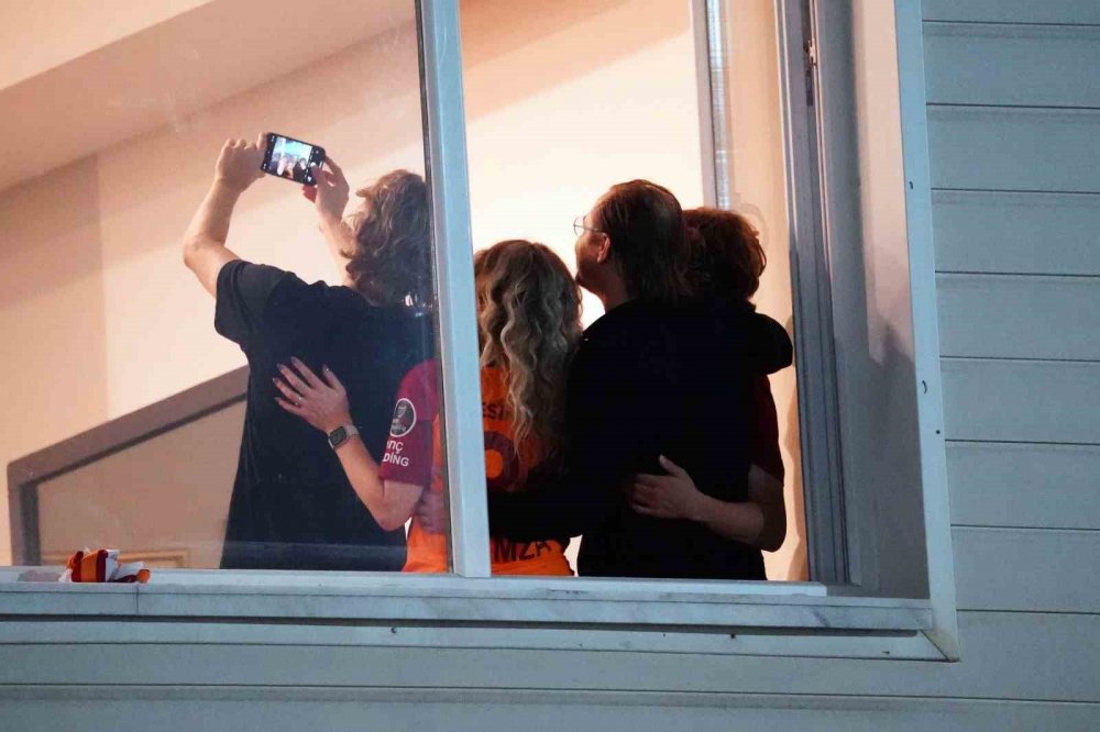 Galatasaray şampiyonluğu Florya’da taraftarıyla kutladı