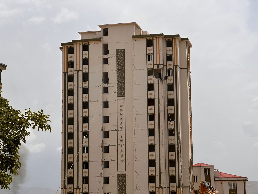 Hasarlı bina, yıkım sırasında sağlam binanın üzerine devrildi