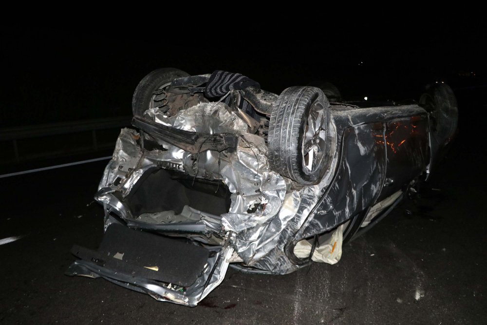 İki otomobilin çarpıştığı kazada otomobil alev topuna döndü; 1 kişi yanarak can verdi 9 kişi yaralı