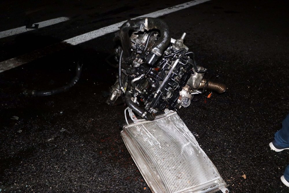 İki otomobilin çarpıştığı kazada otomobil alev topuna döndü; 1 kişi yanarak can verdi 9 kişi yaralı