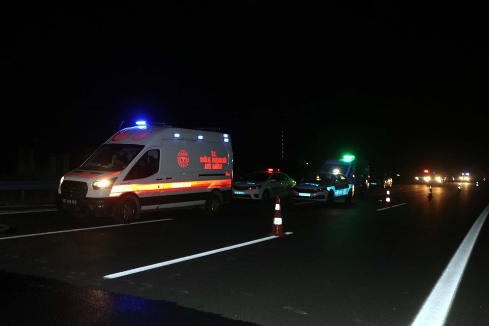 İki otomobilin çarpıştığı kazada otomobil alev topuna döndü; 1 kişi yanarak can verdi 9 kişi yaralı