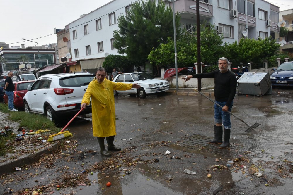 İzmir'de sağanak; ev ve iş yerlerini su bastı