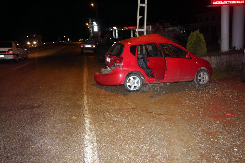 Köpeğe çarpmamak için manevra yapınca direğe çarptı: 1 ölü, 1 yaralı