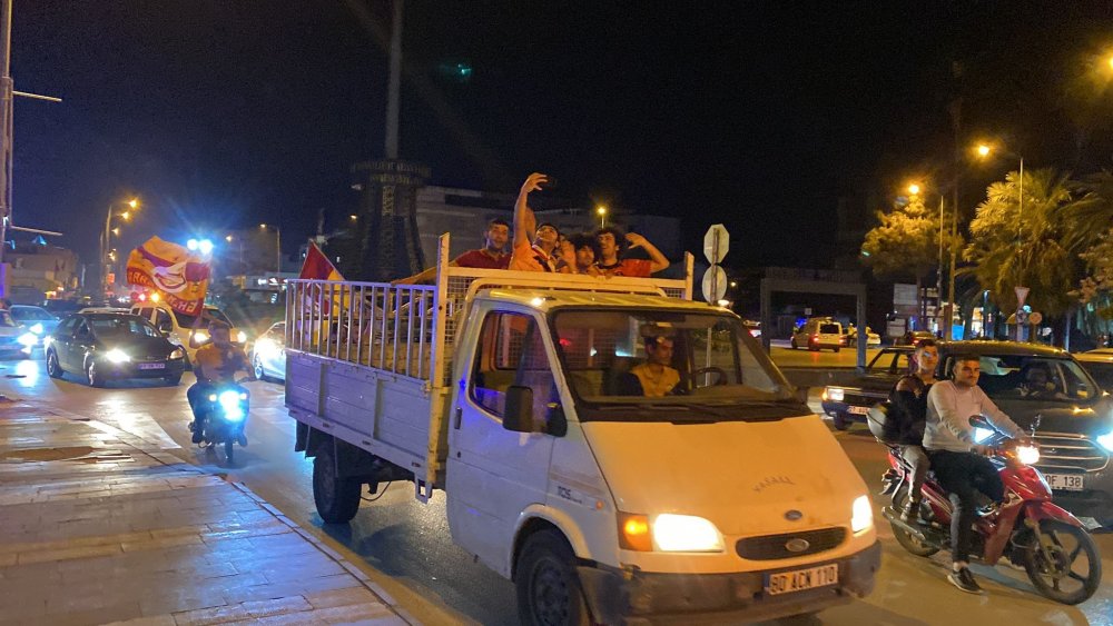 Osmaniye'de Galatasaray taraftarları şampiyonluğu kutladı