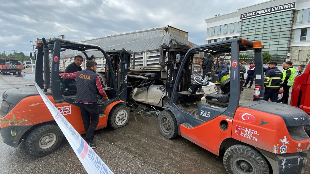 TIR'ın dorsesine çarpan otomobilin sürücüsü öldü, 8 yaşındaki kızı yaralandı