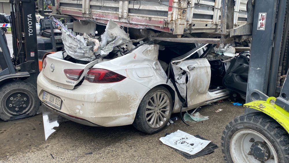 TIR'ın dorsesine çarpan otomobilin sürücüsü öldü, 8 yaşındaki kızı yaralandı