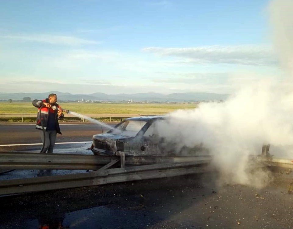 Bariyerlere çarpıp alev aldı