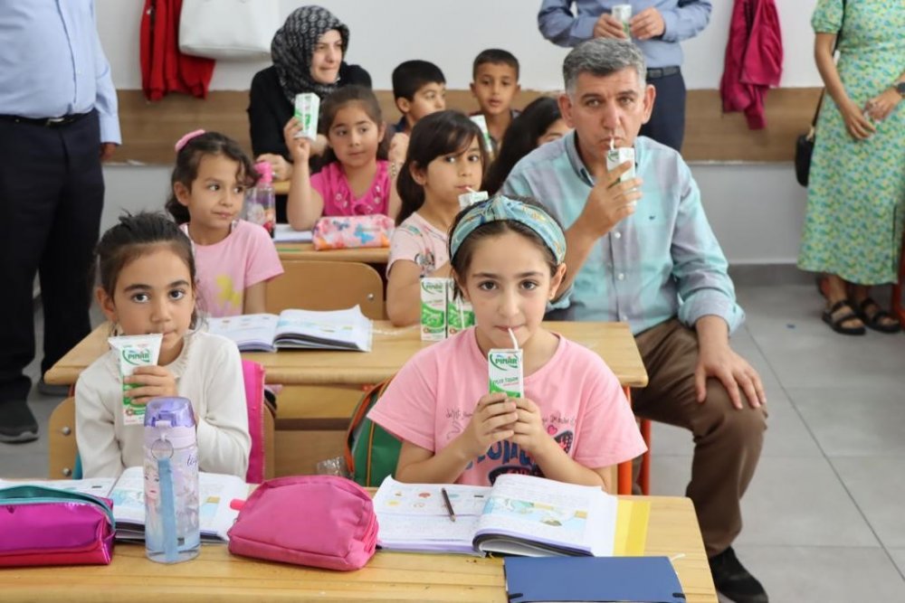 Depremzede öğrencilere süt dağıtıldı