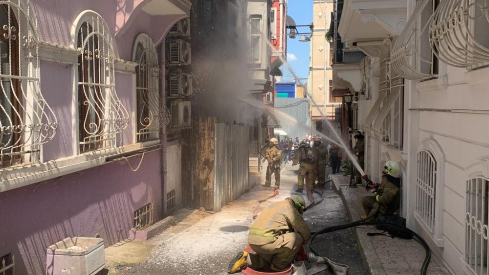 İki katlı bina alev alev yandı