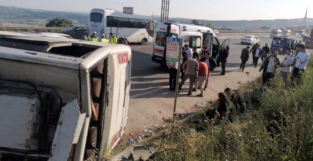 İşçi servis midibüsü TIR’a çarpıp devrildi: 13 yaralı