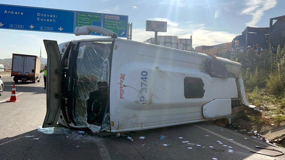 İşçi servis midibüsü TIR’a çarpıp devrildi: 13 yaralı