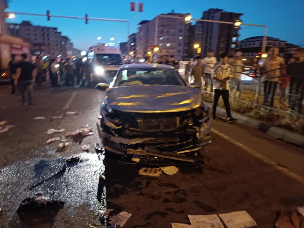 Otomobil, kağıt toplayıcı motosiklete çarptı: 3 yaralı