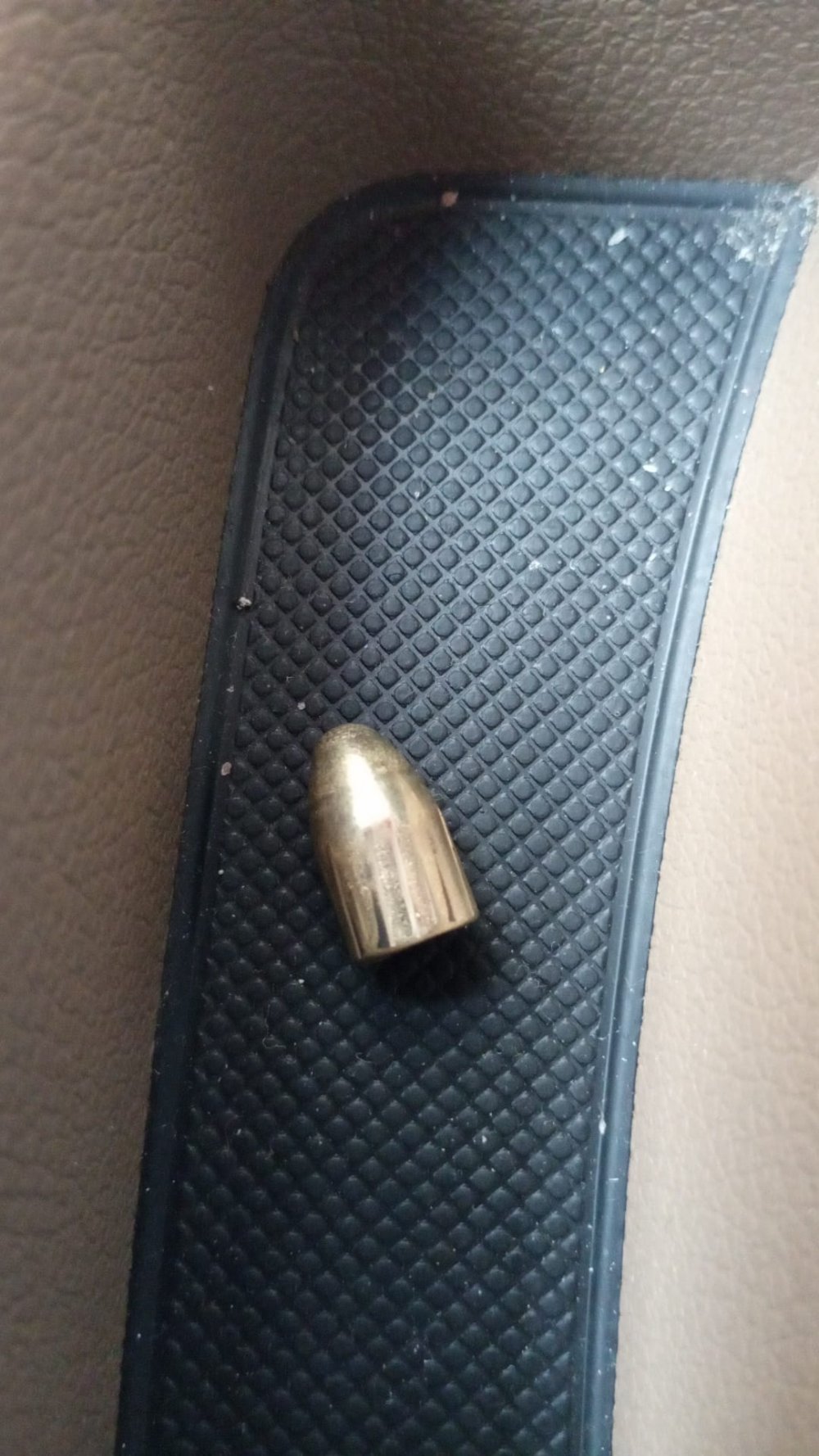 Pencereyi deldi! Ölümden kıl payı kurtuldu