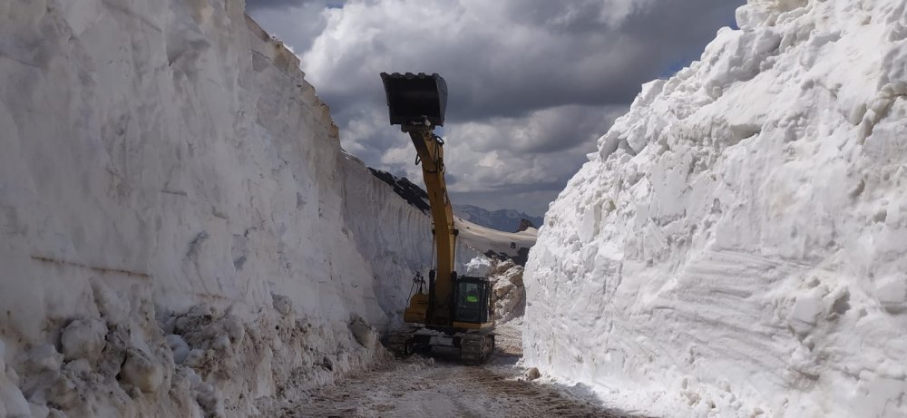 Askeri üs bölgelerin yolunu açmak için metrelerce karla mücadele
