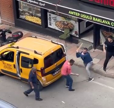 Bıçak ve sopalı kavga kamerada: 1 ölü, 1 yaralı