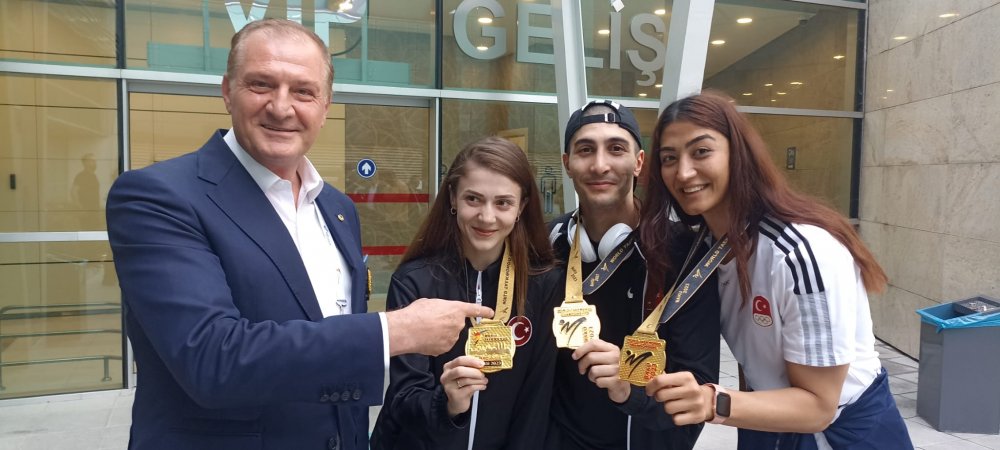Dünya şampiyonu tekvandocular ülkeye döndü