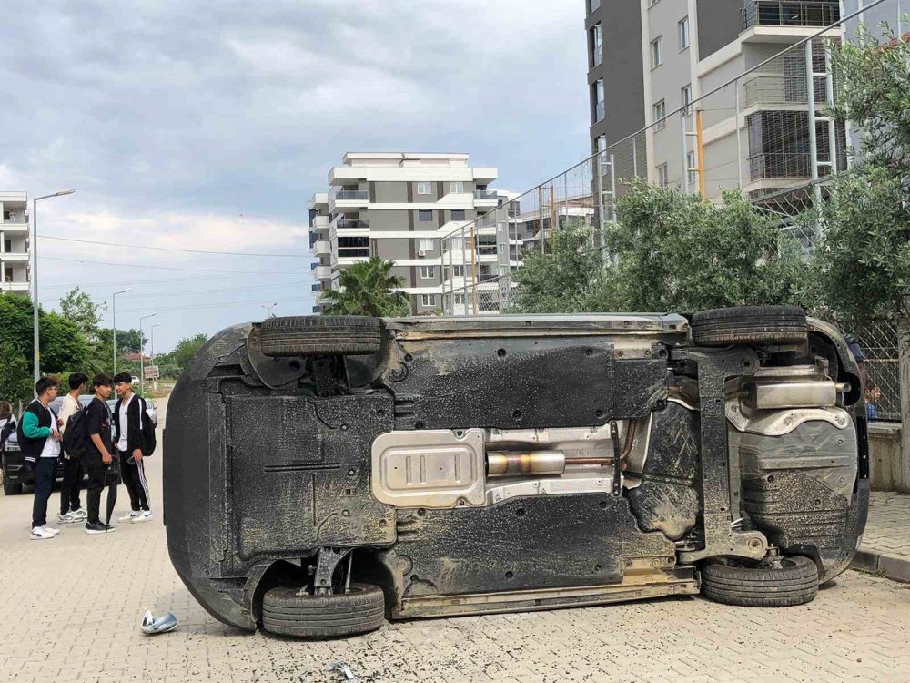 Feci kazada araçlardan biri devrild, diğeri hurdaya döndü! Taraflar kavgaya tutuştu