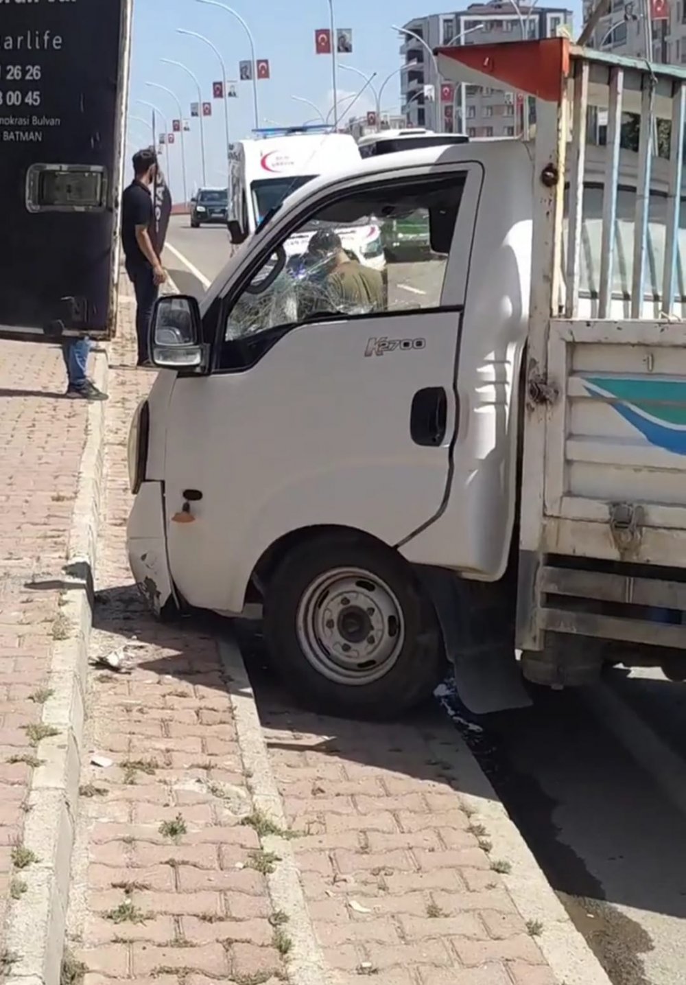 Kamyonet, 2 araca çarptı; kaza anı kamerada