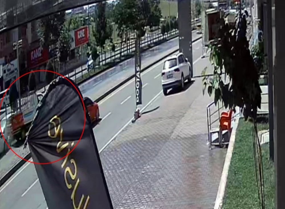 Kamyonet, 2 araca çarptı; kaza anı kamerada