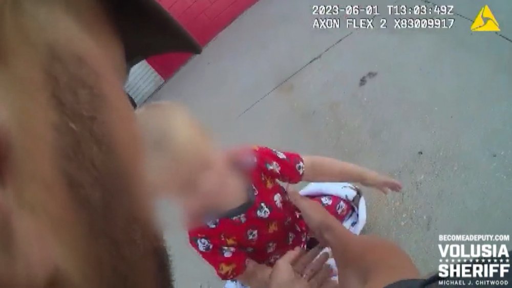 Çalıntı aracın içinde kalan 2 yaşındaki çocuk dükkanın park yerine bırakıldı