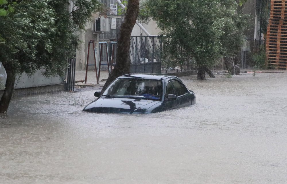 Denizli'de sağanak sele neden oldu; mahsur kalanlar kurtarıldı