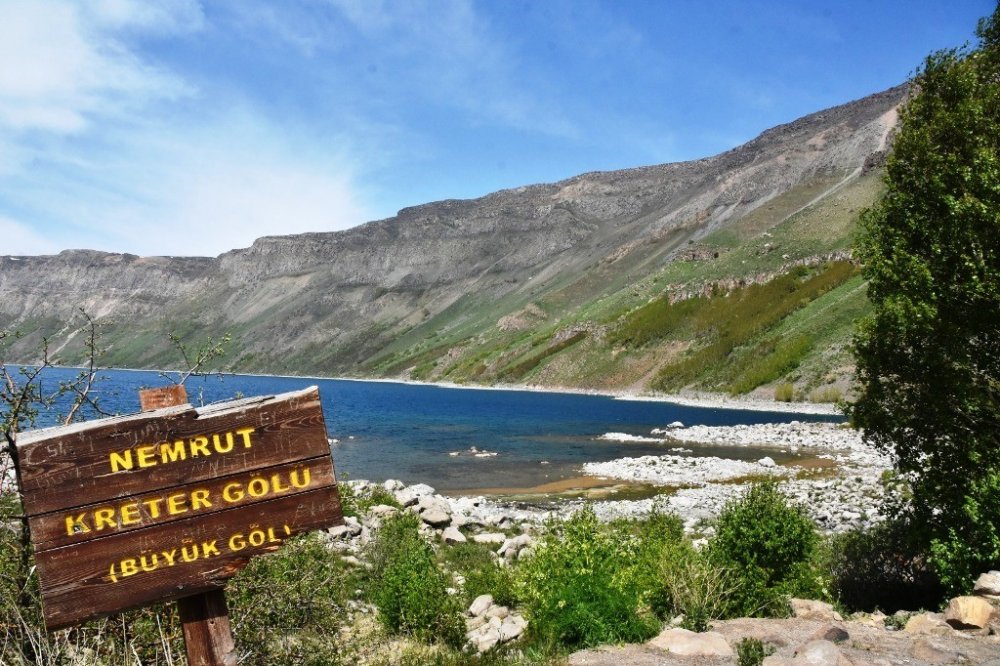 Dünyanın ikinci büyük krater gölünde turizm sezonu açıldı