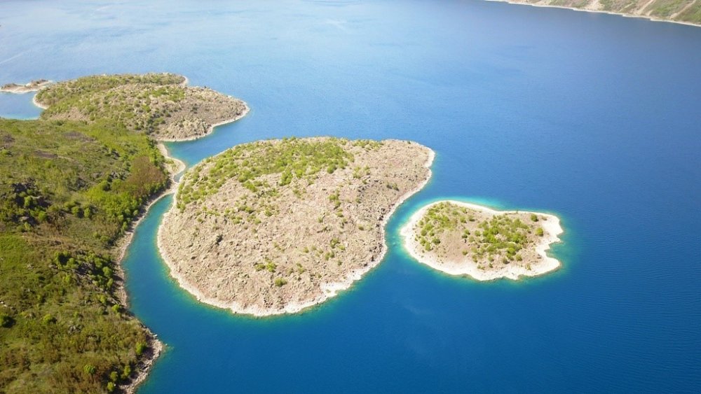 Dünyanın ikinci büyük krater gölünde turizm sezonu açıldı