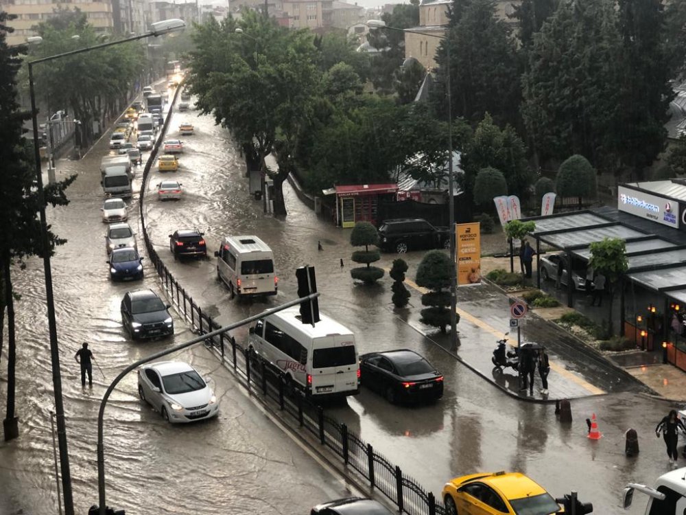 Amasya'da yollar göle döndü, ev ve iş yerlerini su bastı