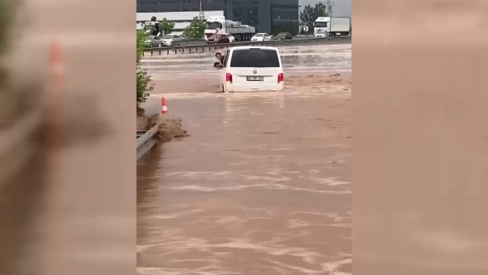 Ankara-Eskişehir kara yolu, sağanak nedeniyle trafiğe kapatıldı