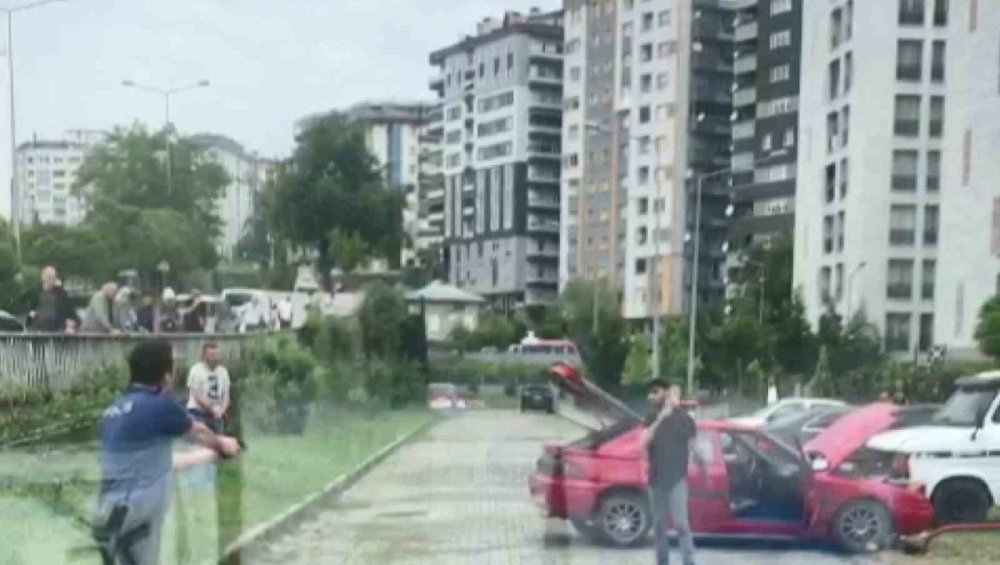 Bıçaklı şahıs önce yanındaki kadına sonra kendine zarar verdi