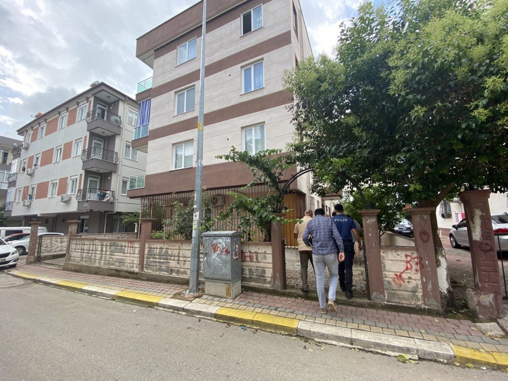 Birlikte içki içtikleri arkadaşlarını sabah ölü buldular