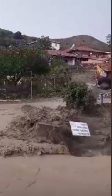 Çorum'u sel vurdu, yollar göle döndü, 6 ahırı su bastı, 2 büyükbaş öldü