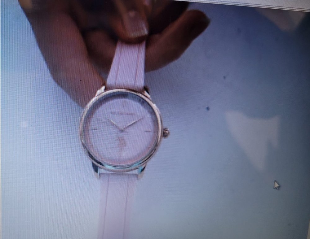 Güvenlik kameralarına baka baka kol saatini çaldı