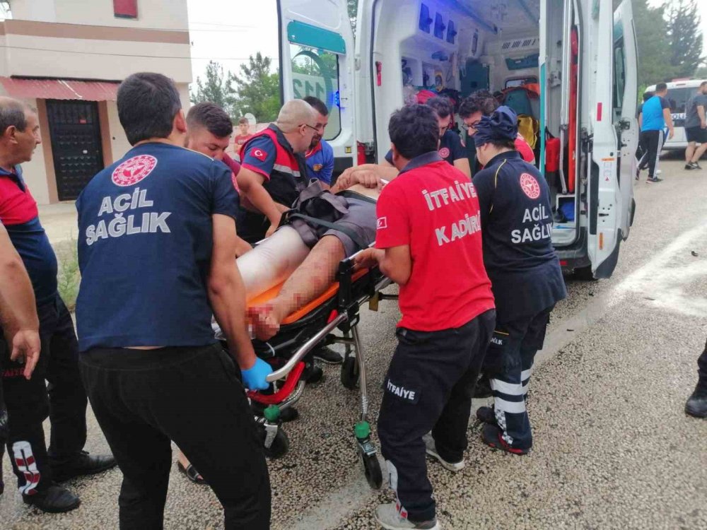 İşçileri taşıyan minibüs ile otomobil çarpıştı: 1 ölü 10 yaralı