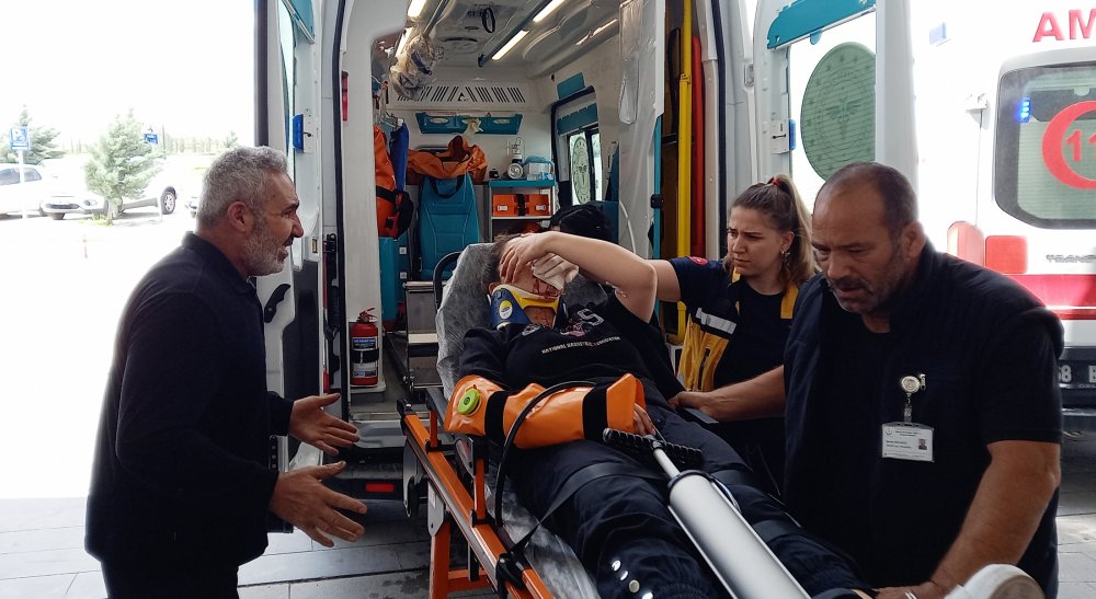 Kazada yaralanan kızını acil servisin önünde karşıladı