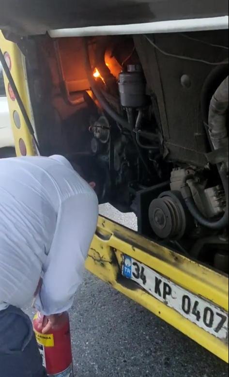 Otobüsün yanan motorunu üfleyerek söndürmeye çalıştı