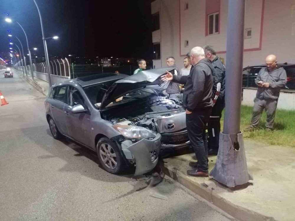 Otomobil aydınlatma direğine çarptı: 1 yaralı