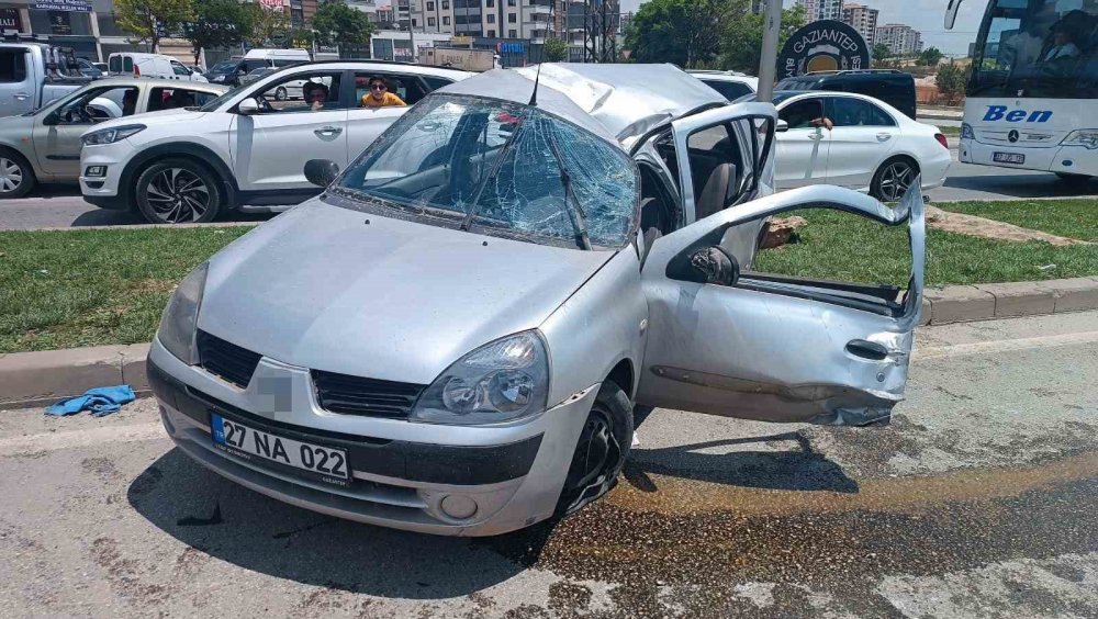 Savrulan otomobil takla atarak durabildi: 4 yaralı