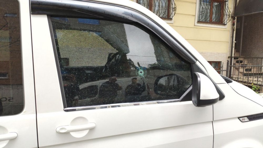 Sultangazi’de park halindeki araçlara kurşun yağdırdılar