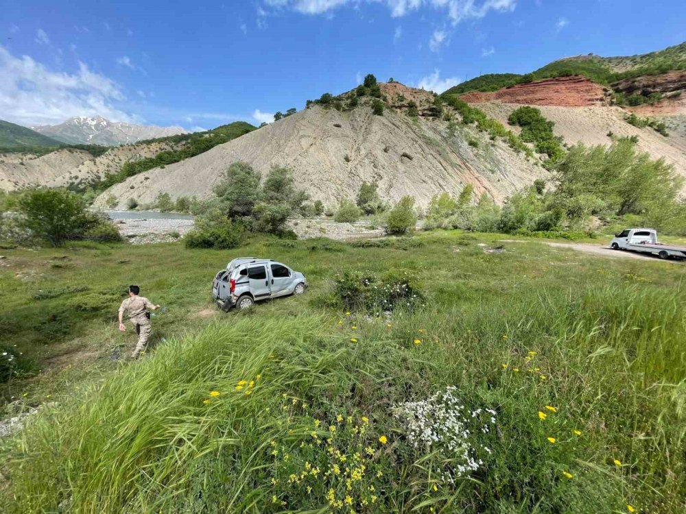 Tunceli’de hafif ticari araç  şarampole devrildi: 6 yaralı