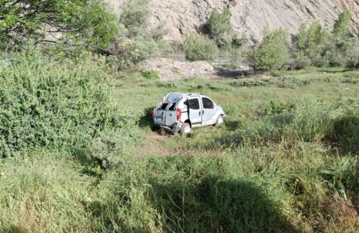 Tunceli'de hafif ticari araç, tarlaya devrildi: 2'i çocuk, 6 yaralı