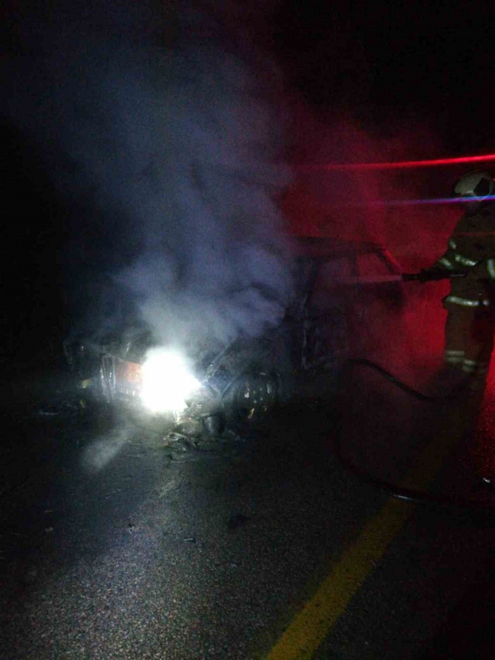 Zincirleme kazada araç alev alev yandı