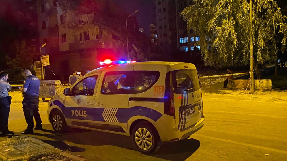 Depremlerde hasar görüp yıkımına başlanan 7 katlı bina çöktü